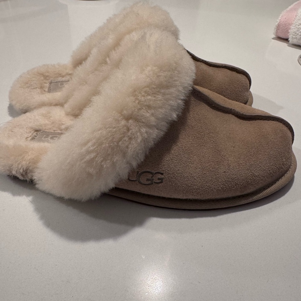 Women’s Ugg slippers - size 9 - Picture 2 of 6